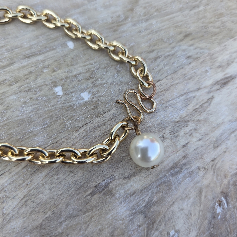Elegant Gold Chain Bracelet with Pearl Charm - Picture 3 of 10